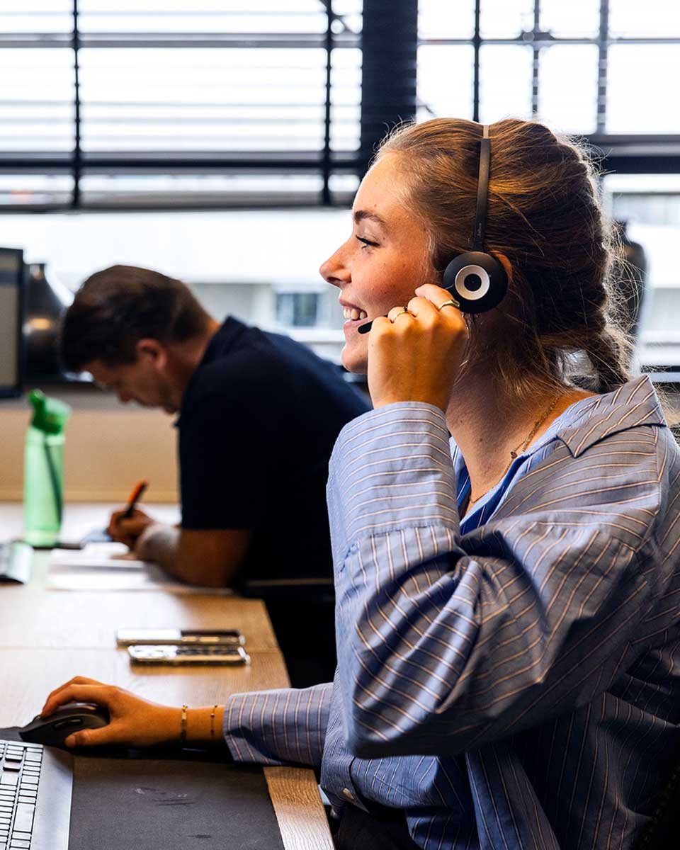 SolarNRG airconditioning expert bellend achter haar bureau