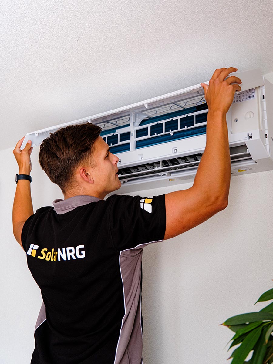SolarNRG monteur installeert een Vaillant airconditioning binnenunit