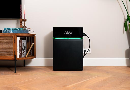 AEG thuisbatterij in een woonkamer