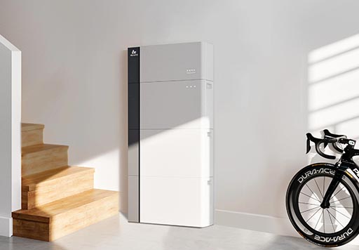 AlphaESS thuisbatterij in een gang naast een fiets