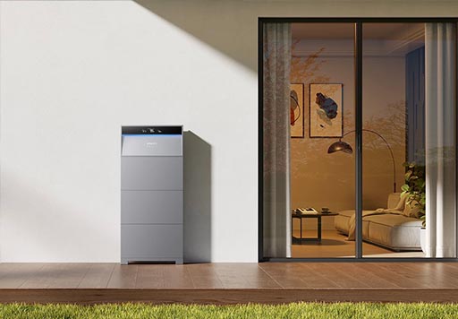 Anker SOLIX thuisbatterij in een tuin