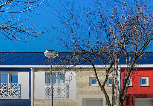 Zonnepanelen op kleurrijke woningen