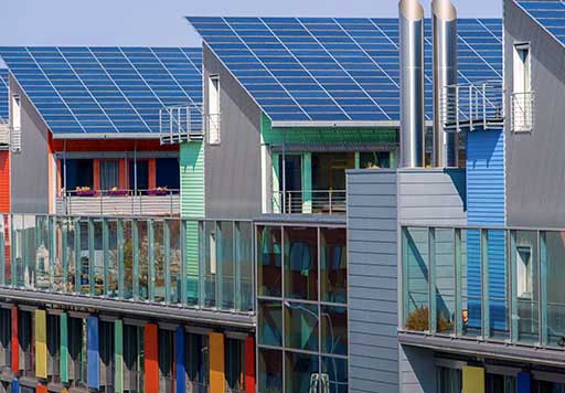 Zonnepanelen op kleurrijke woningen