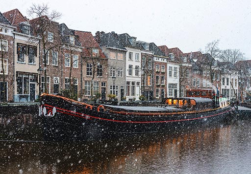 Winter op een typisch Nederlands gracht