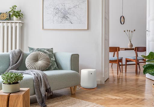 Een Fractal Energy batterij in een woonkamer