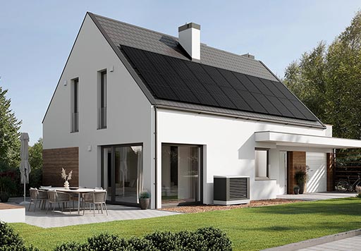 Modern huis met zonnepanelen en een warmtepomp