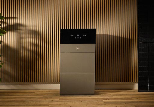 Hoymiles HiOne thuisbatterij in een showroom