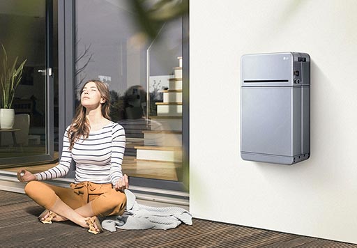 LG Chem RESU Prime thuisbatterij in een tuin
