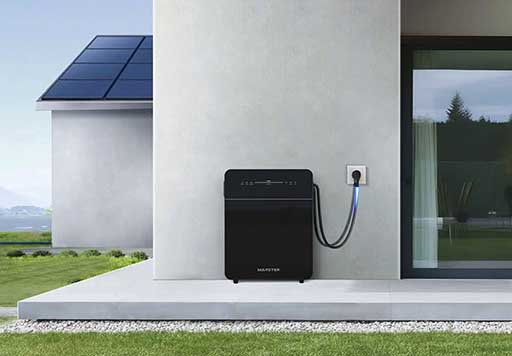 Marstek Venus thuisbatterij in een tuin