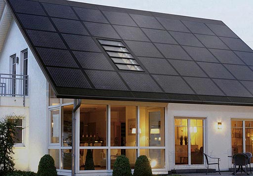 Geïntegreerde zonnepanelen op een modern huis