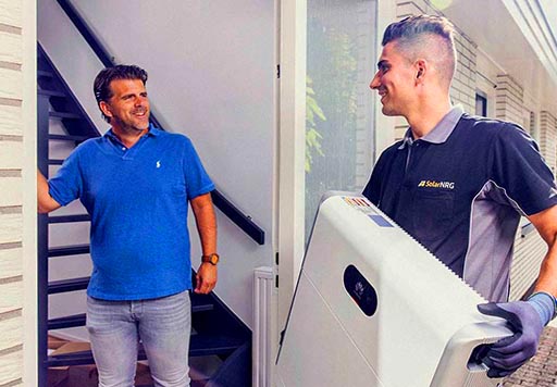 SolarNRG klant door de deur open voor een SolarNRG monteur