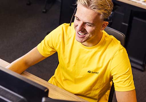 SolarNRG expert glimlachend achter zijn bureau