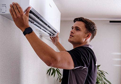 SolarNRG monteur installeert airco binnenunit
