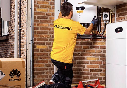 SolarNRG monteur installeert Huawei thuisbatterij