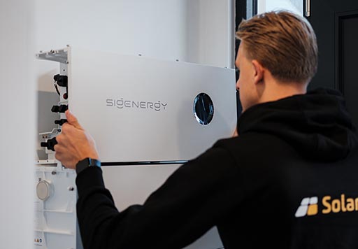 SolarNRG monteur installeert een Sigenergy thuisbatterij