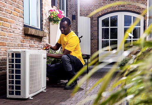 SolarNRG monteur installeert Vaillant aroTHERM warmtepomp buitenunit