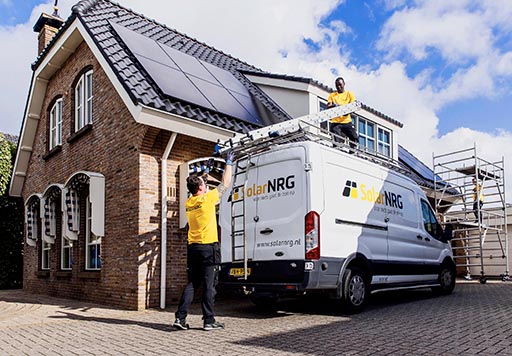 SolarNRG monteurs bereiden een installatie voor