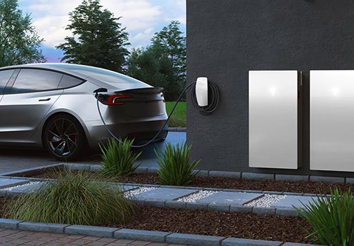 Tesla Powerwall thuisbatterij op een oprit
