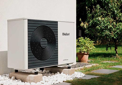 Vaillant aroTHERM warmtepomp in een tuin