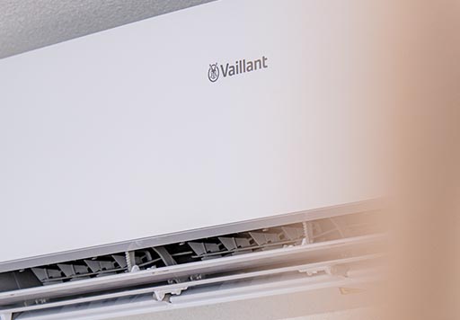 Vaillant climaVAIR airconditioning binnenunit in een woonkamer