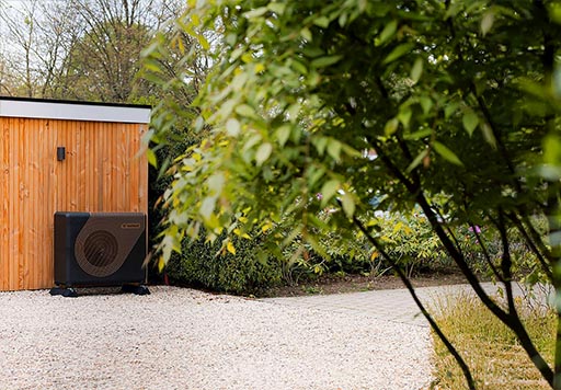 Weheat Flint warmtepomp in een tuin