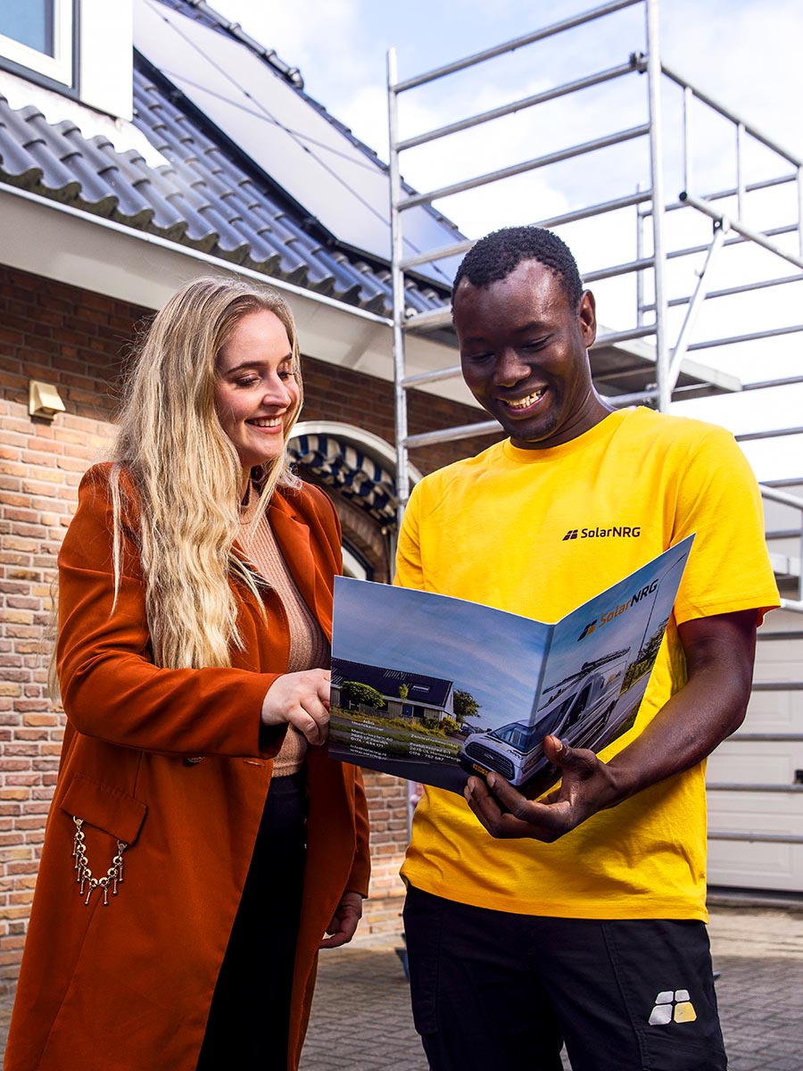 SolarNRG klant en monteur bij de oplevering