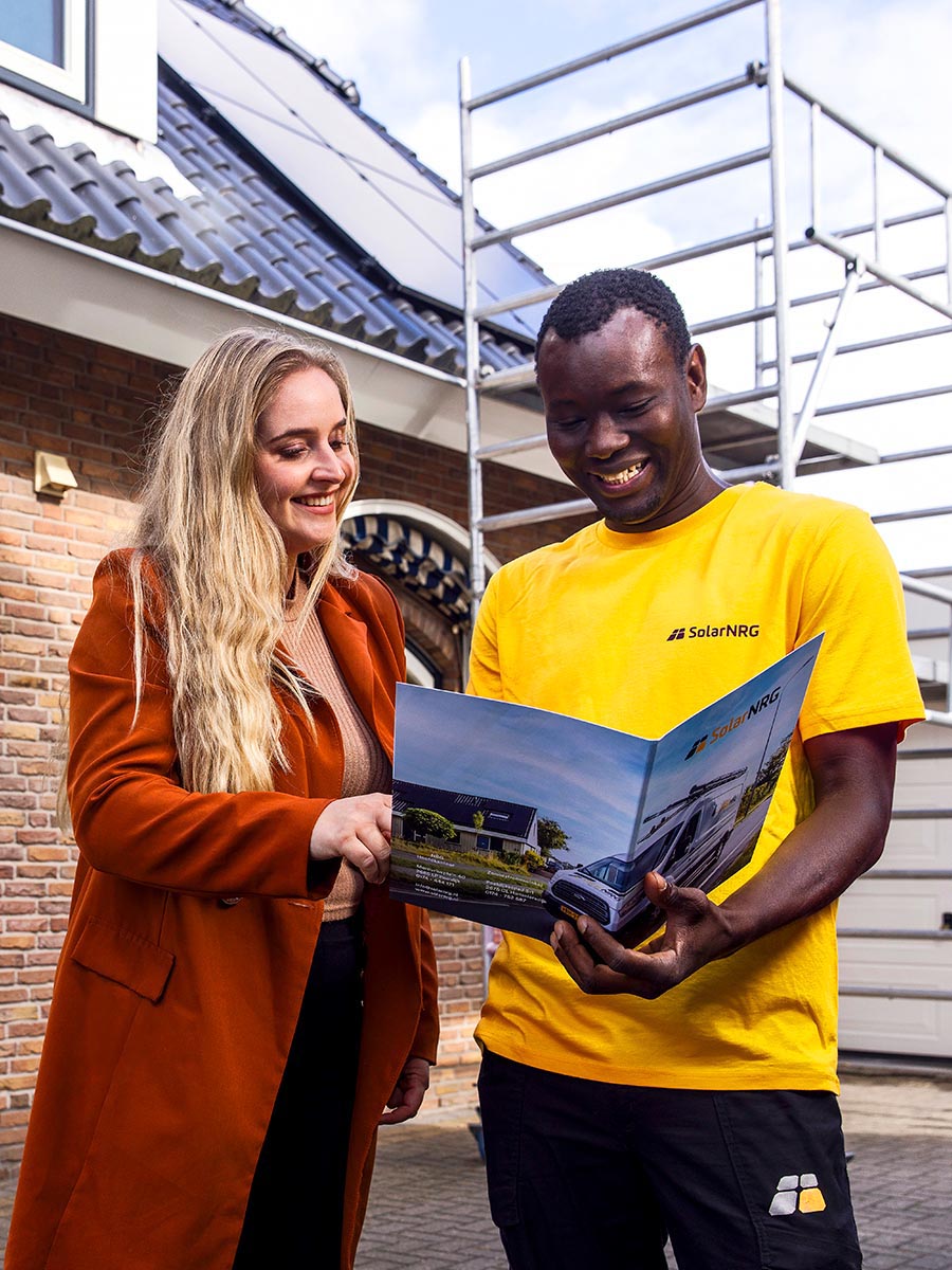 SolarNRG klant en monteur bij de oplevering van zonnepanelen