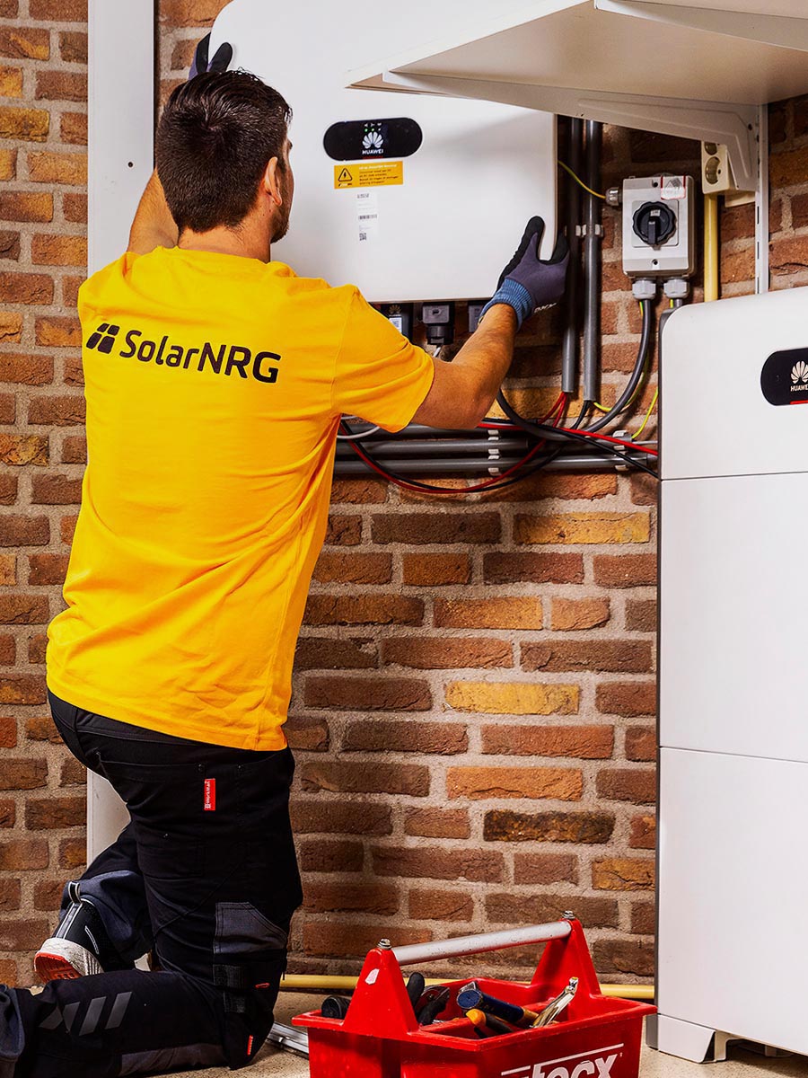 SolarNRG monteur installeert een Huawei thuisbatterij