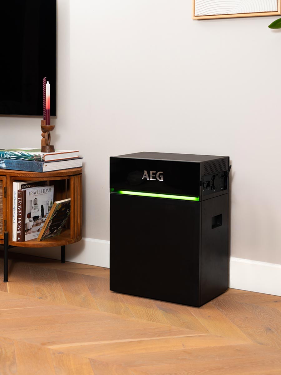 AEG SolarCube thuisbatterij in een huiskamer