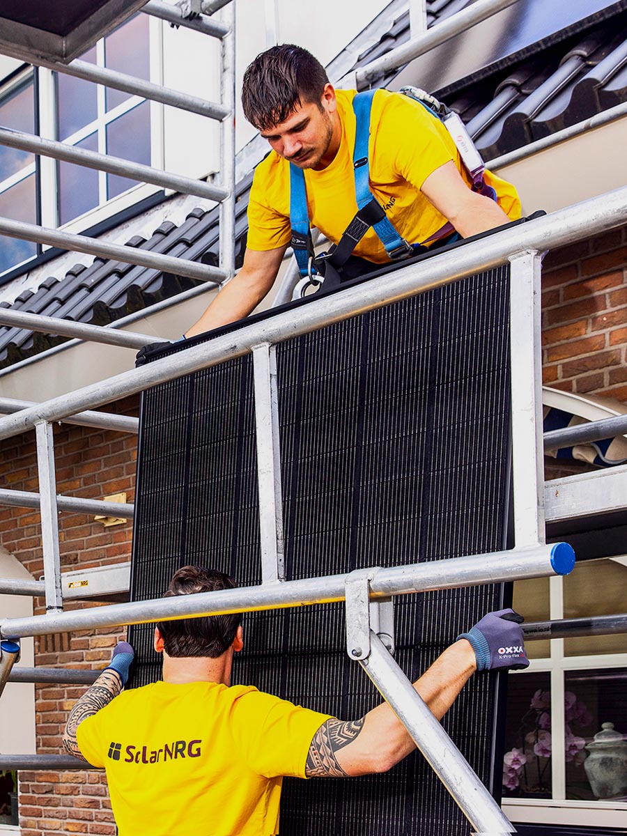 SolarNRG monteurs bij de installtie van zonnepanelen