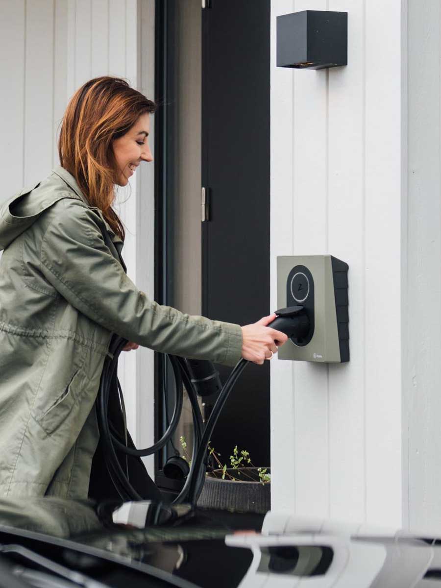 SolarNRG klant met Zaptec laadpaal en een grote glimlach