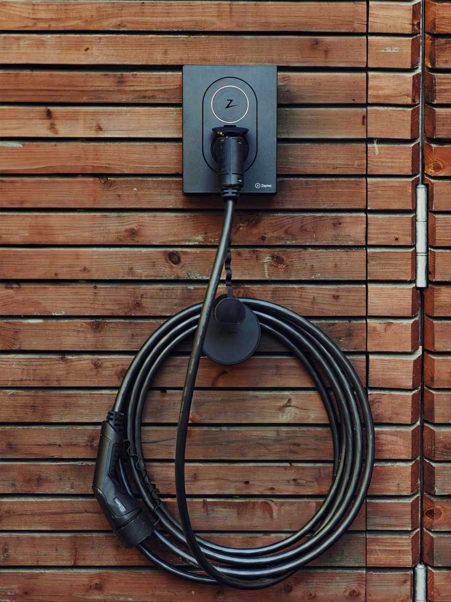 Zaptec Go laadpaal op een oprit