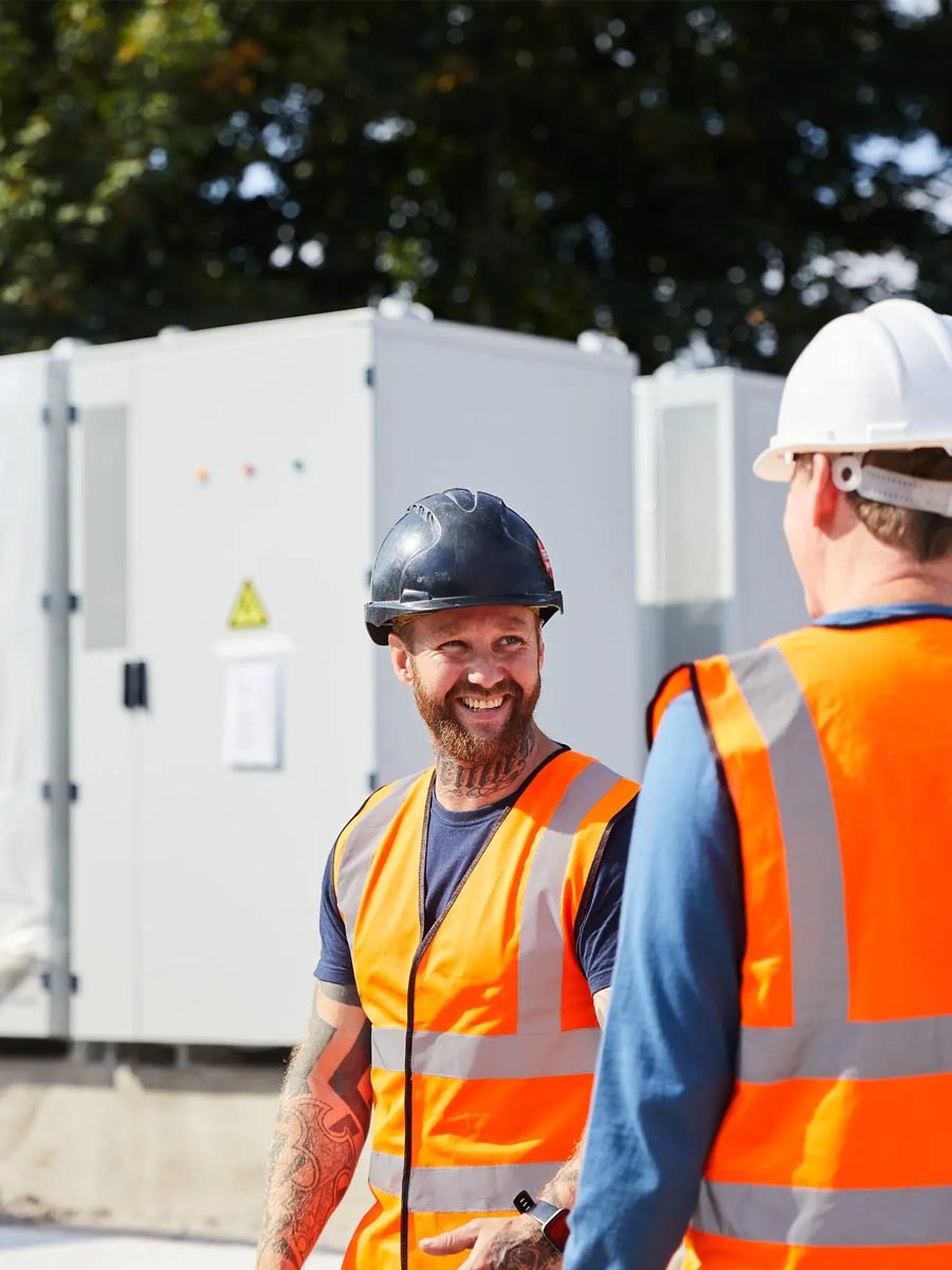 SolarNRG monteurs bij de installatie van MKB energieopslag