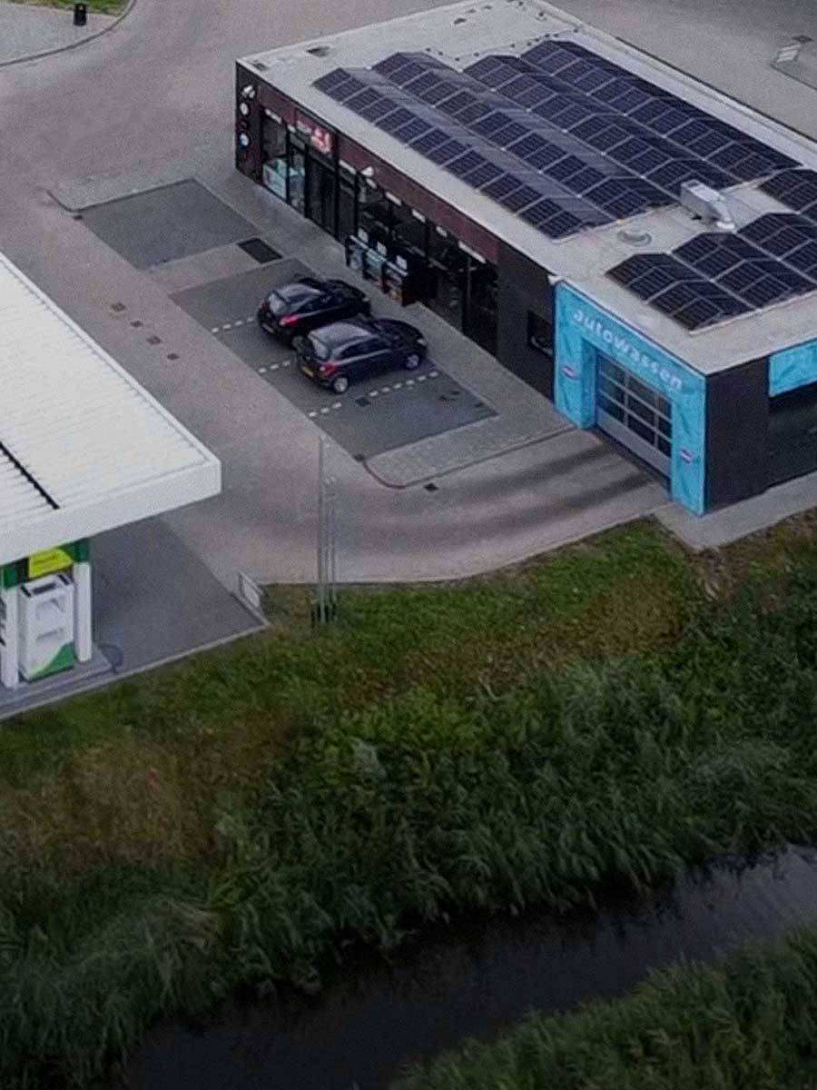 Zonnepanelen op een tankstation van De Haan Minerale Oliën