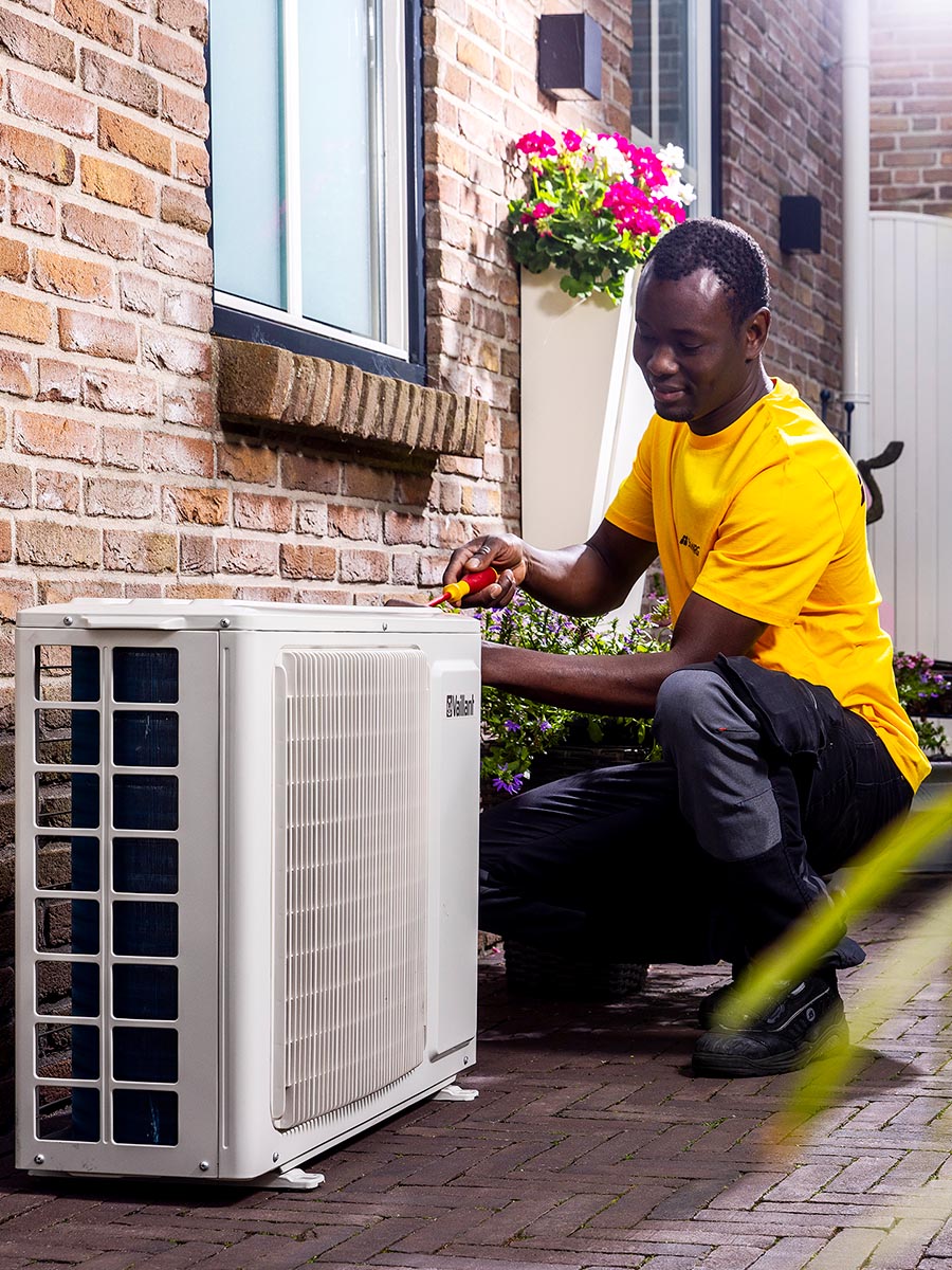 SolarNRG monteur installeert een Vaillant warmtepomp buitenunit