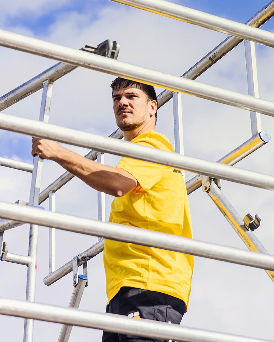 SolarNRG monteur op een steiger