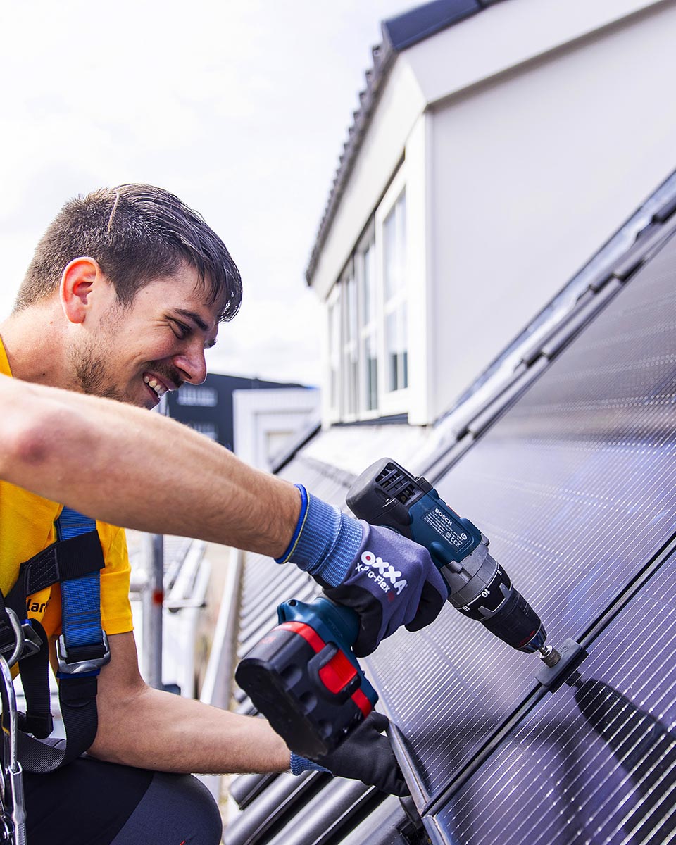 SolarNRG monteur demonteert zonnepanelen