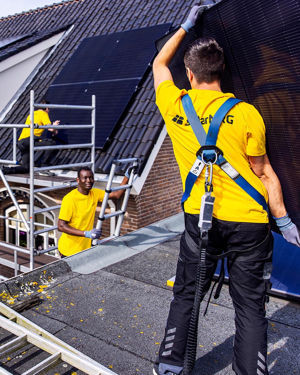 SolarNRG monteurs tillen zonnepanelen