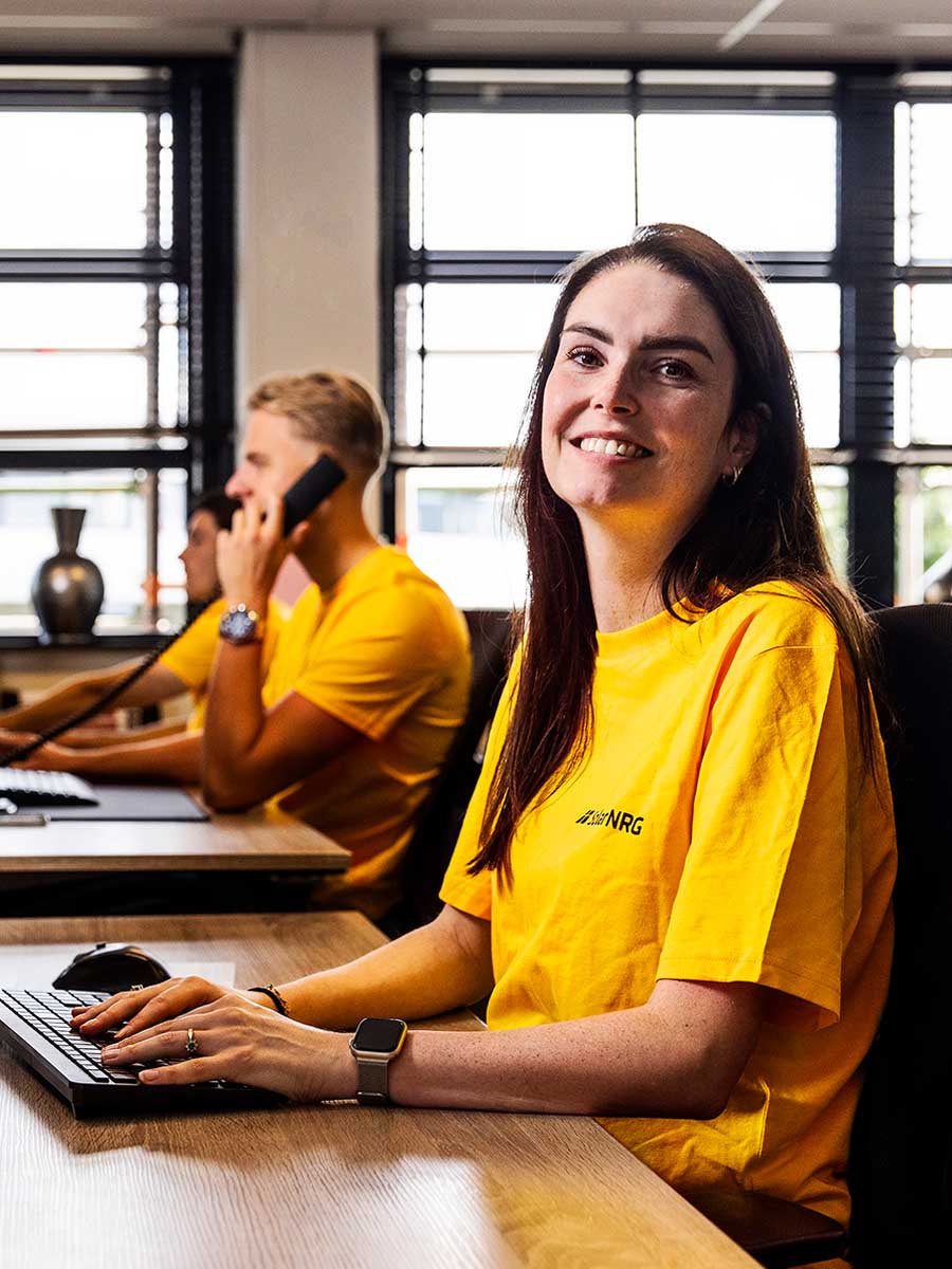 SolarNRG expert gelukkig achter haar bureau