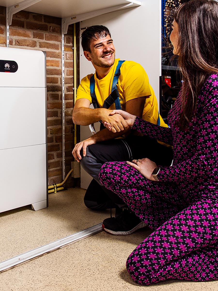 SolarNRG klant en monteur bij de oplevering van een Huawei thuisbatterij