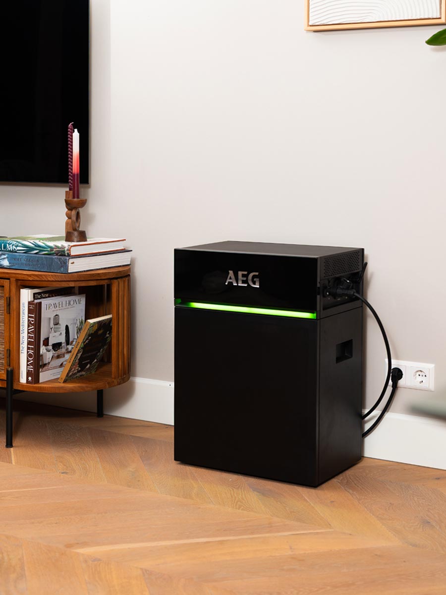 SolarNRG AEG thuisbatterij in een huiskamer
