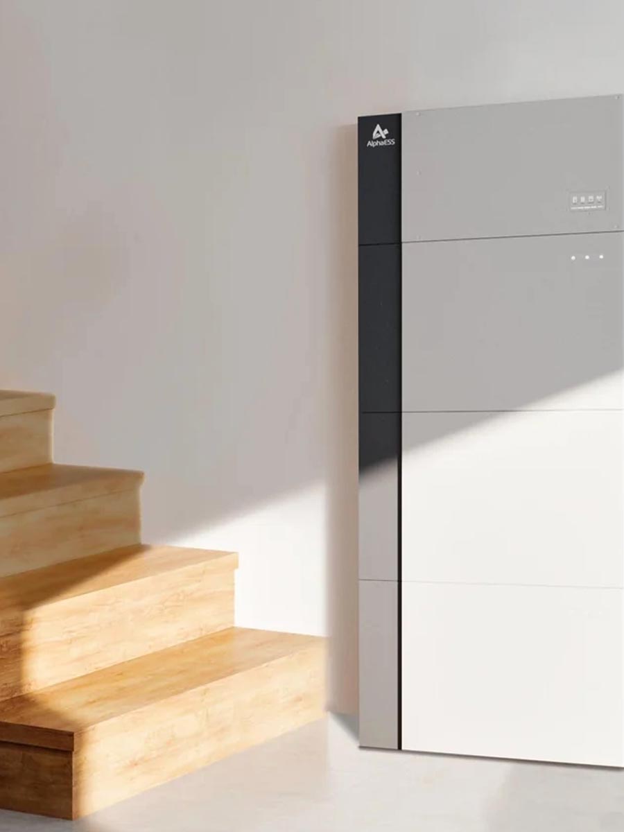 SolarNRG AlphaESS thuisbatterij in een huiskamer