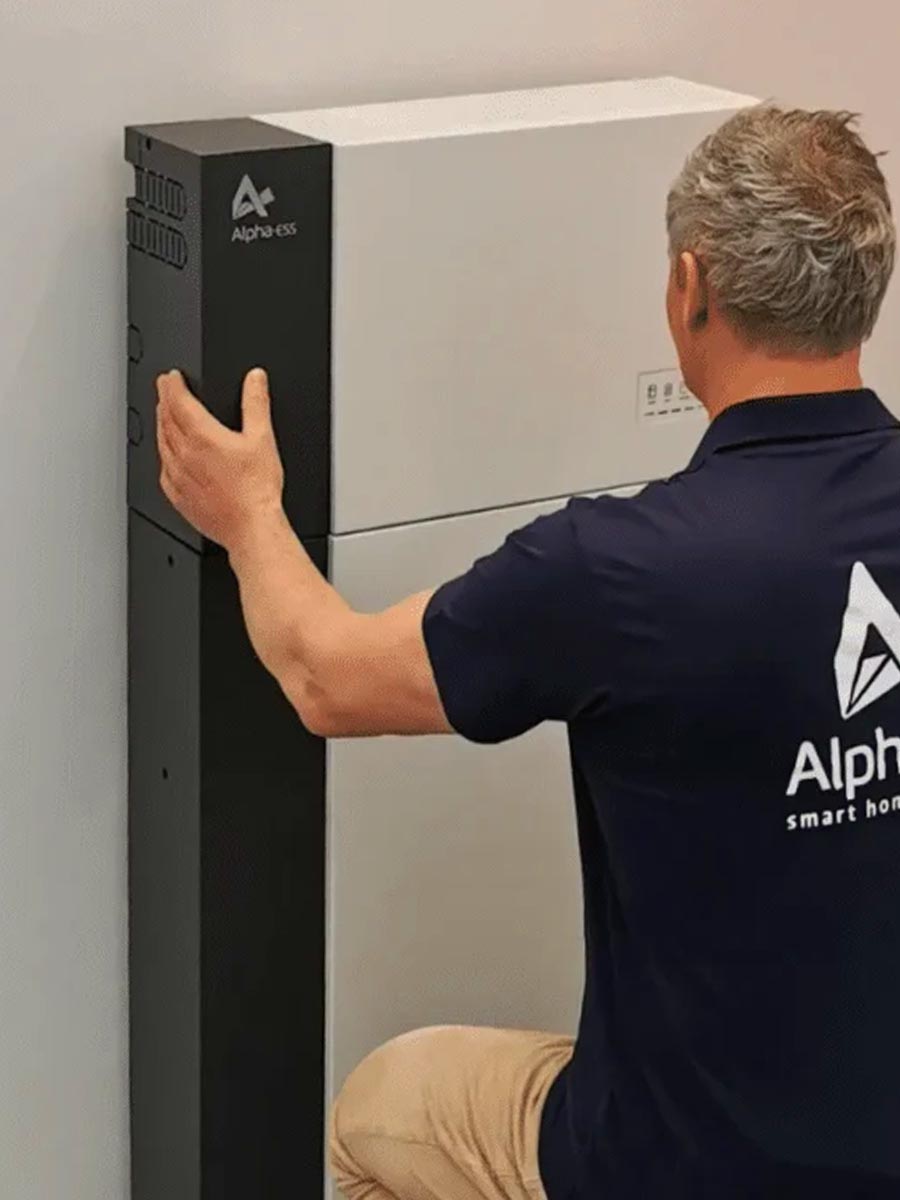 SolarNRG monteur installeert een AlphaESS thuisbatterij