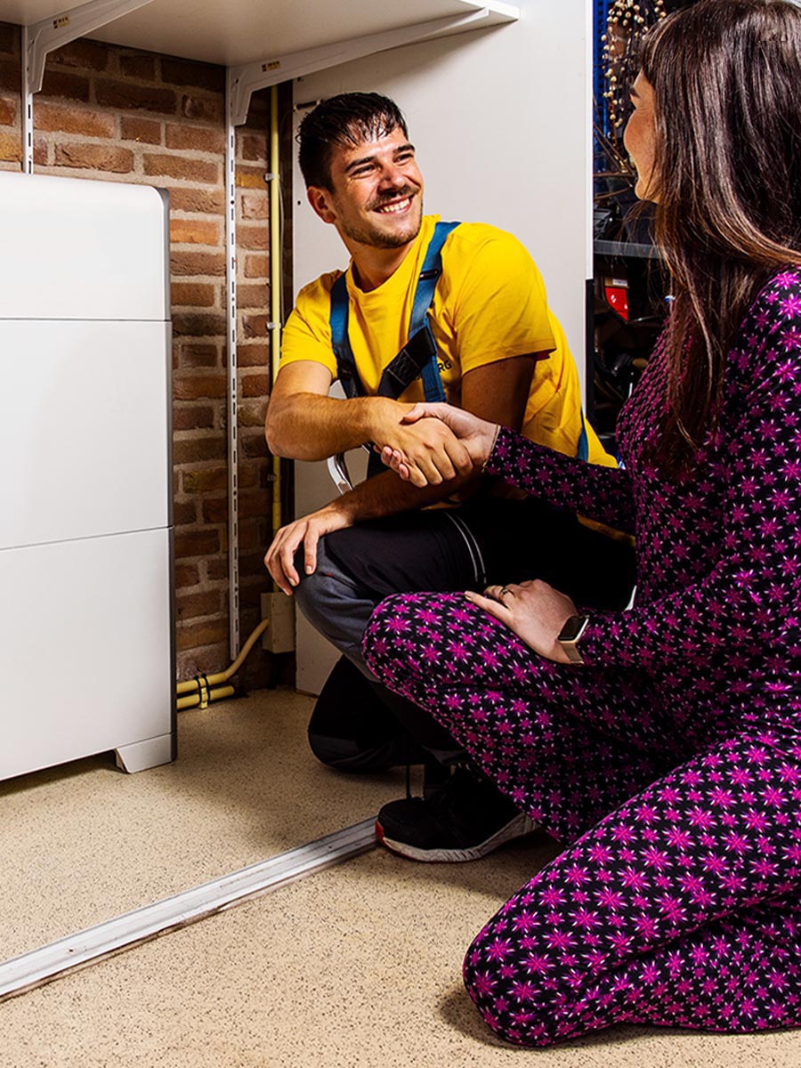 SolarNRG monteur installeert een Hoymiles thuisbatterij