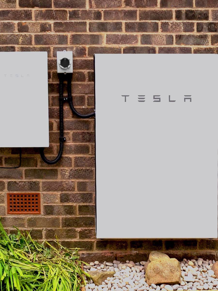 SolarNRG monteur installeert een Tesla thuisbatterij