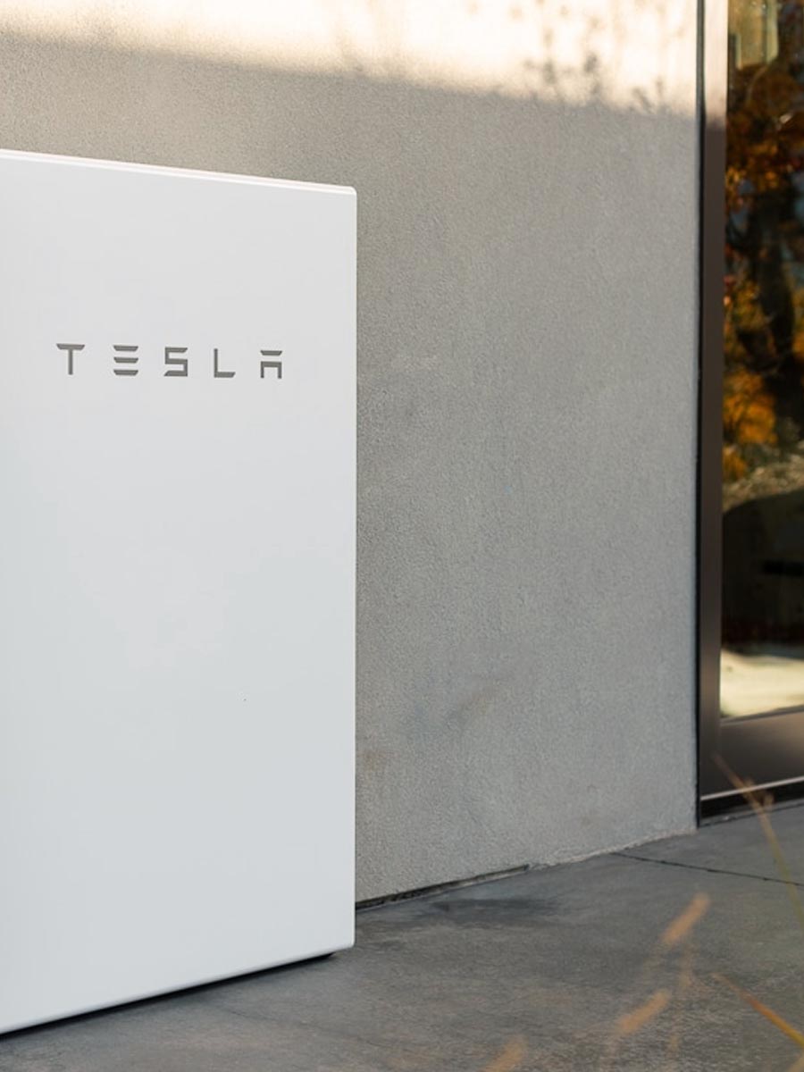 SolarNRG Tesla thuisbatterij in een huiskamer