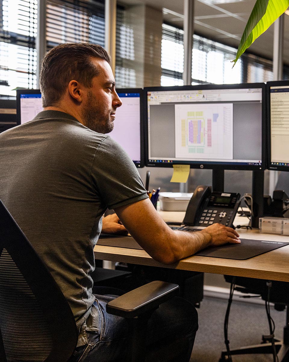 SolarNRG expert aan het tekenen