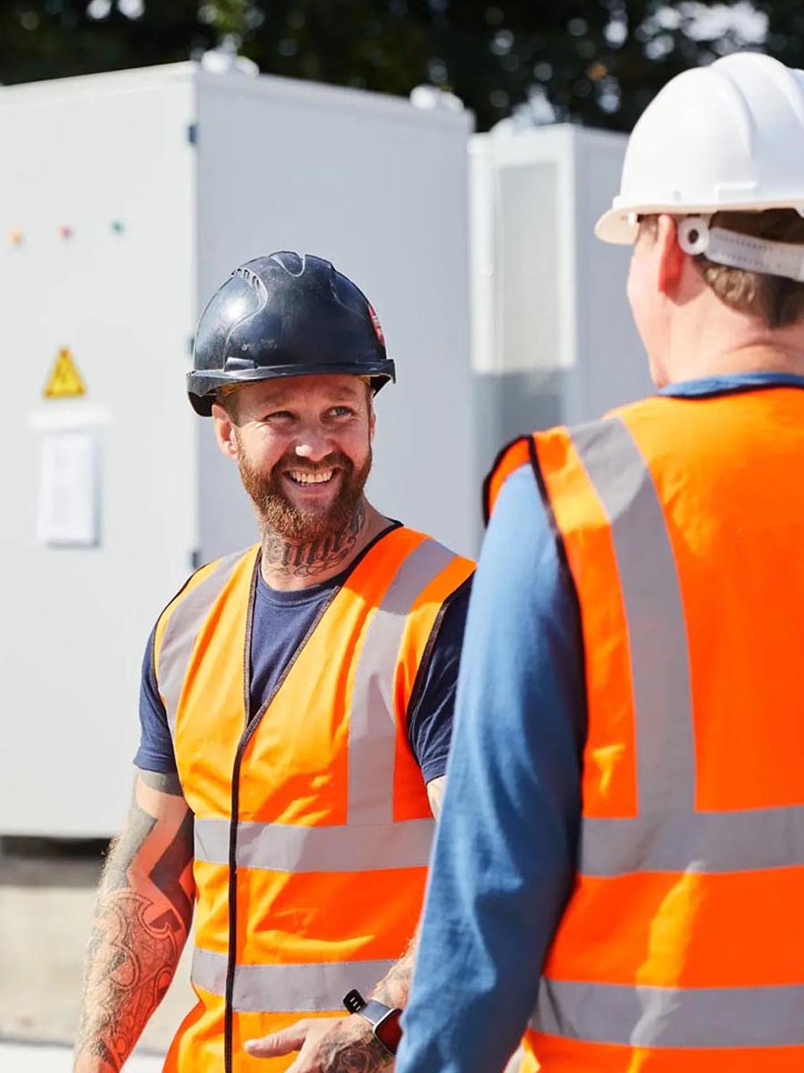 SolarNRG monteurs bij de installatie van C&I batterijen