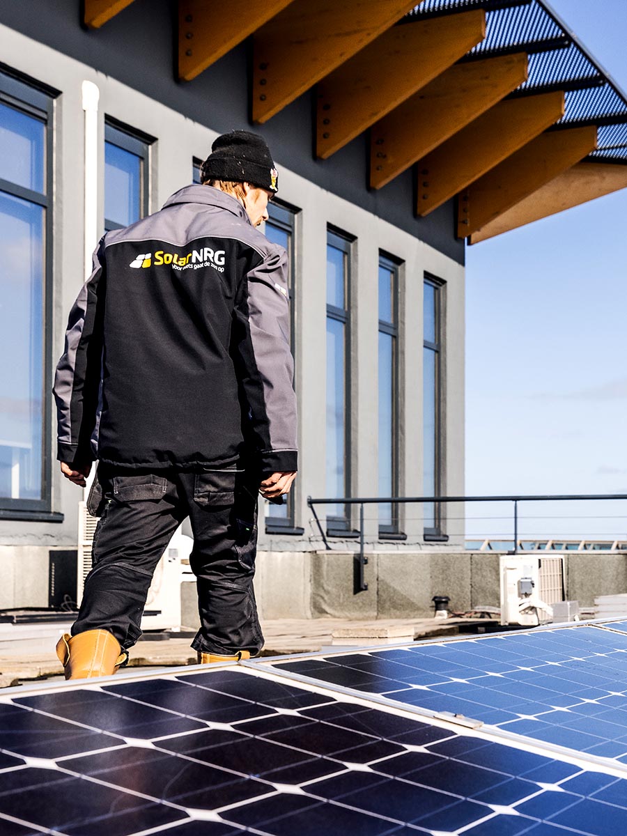 SolarNRG grootzakelijk onderhoud inspecteur controlleert zonnepanelen
