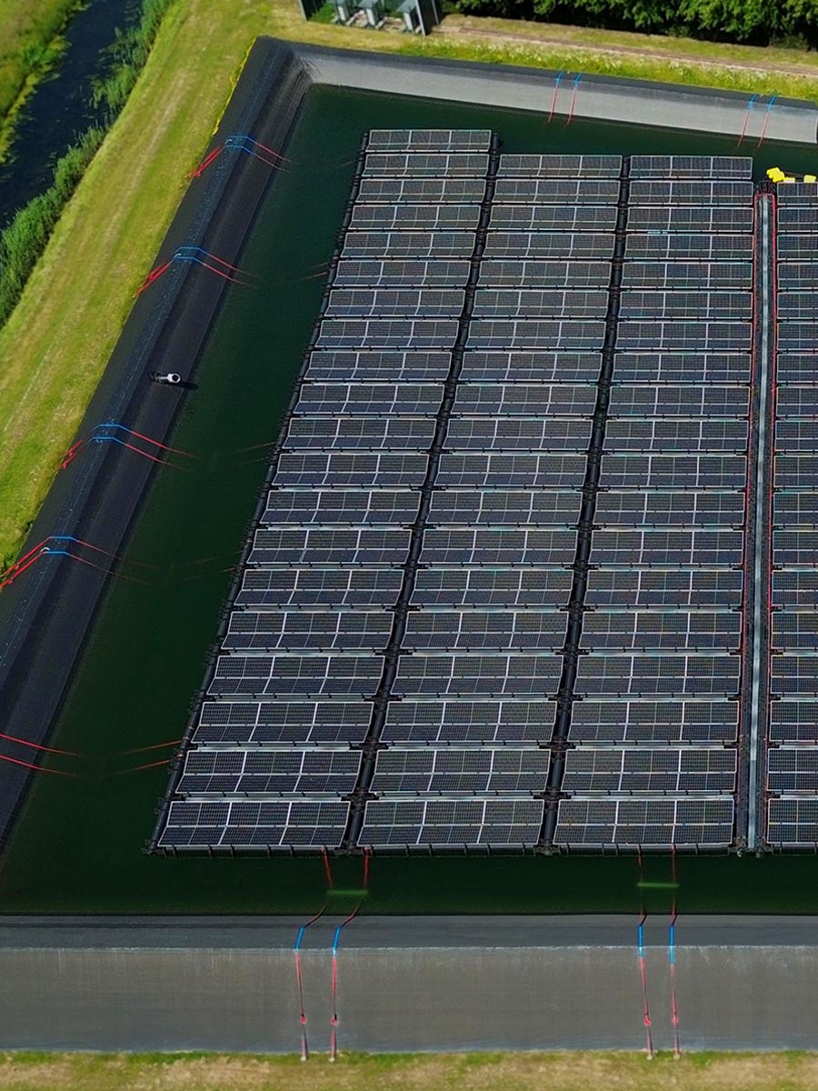 Project met zonnepanelen op een waterbassin